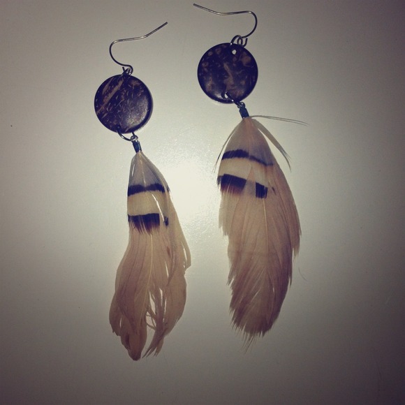 Feather dangle earrings