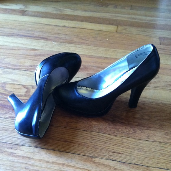 Kenneth Cole! Sexy!!! 3in' black platform Heels!