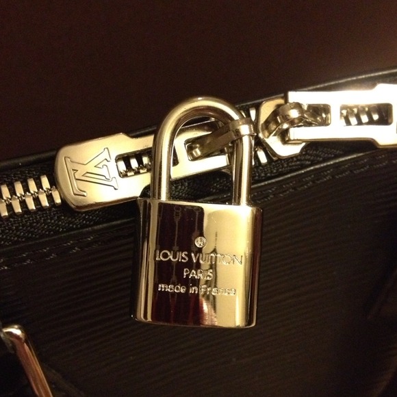 ⛔SOLD⛔💯 Authentic Louis Vuitton EPI Alma PM - Picture 3 of 4