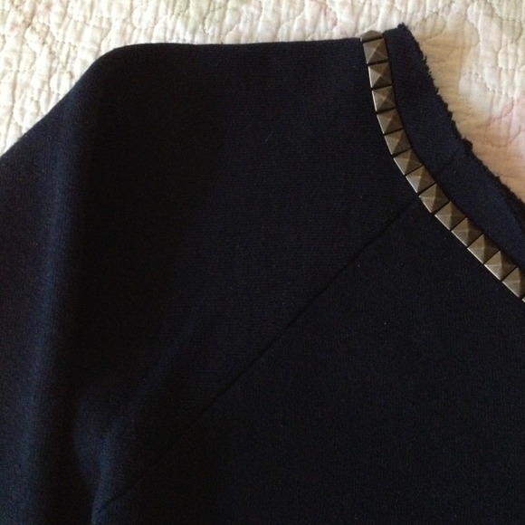 ❗️❗️SOLD❗️❗️long sleeve sweat top with studs - Picture 2 of 3