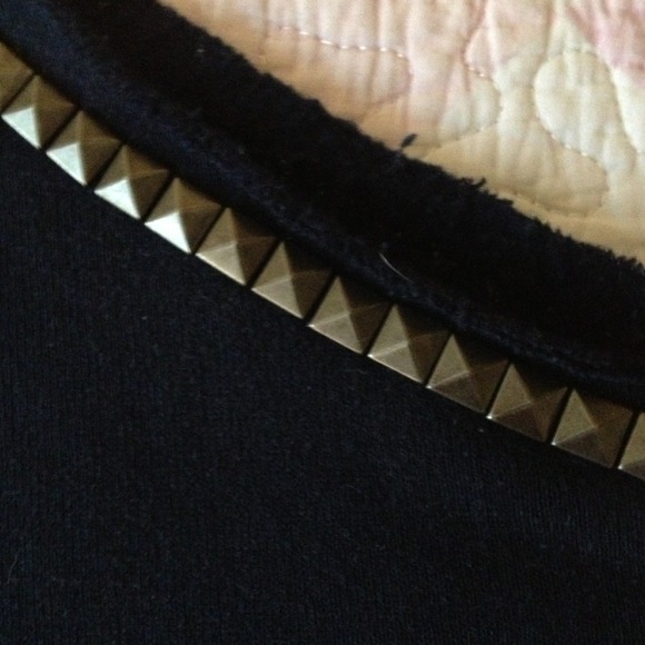 ❗️❗️SOLD❗️❗️long sleeve sweat top with studs - Picture 3 of 3