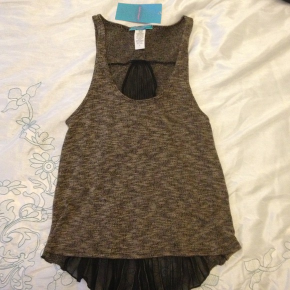 Cute top new with tags - Picture 2 of 3