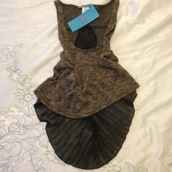 Cute top new with tags - Picture 3 of 3