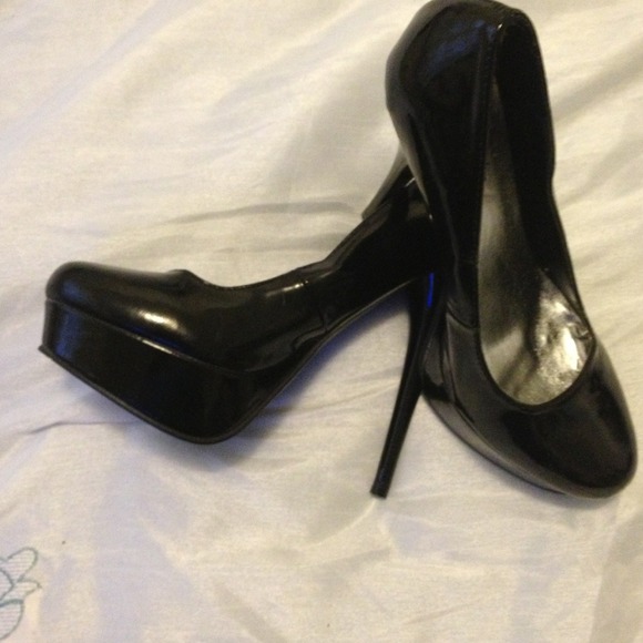 Black pumps
