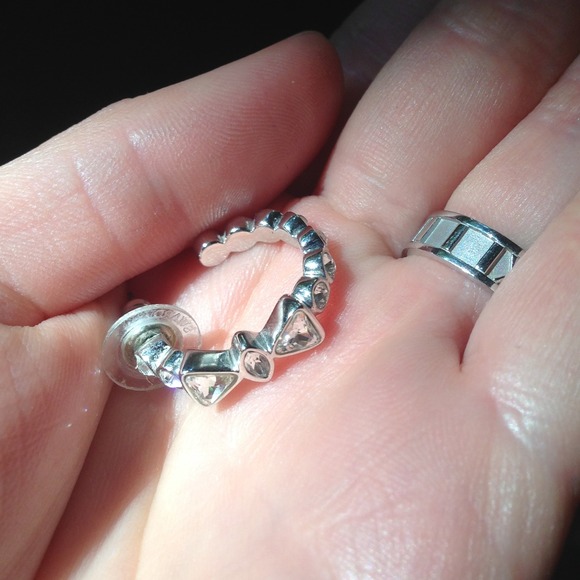 Swarovski bow hoop earring - Picture 1 of 3