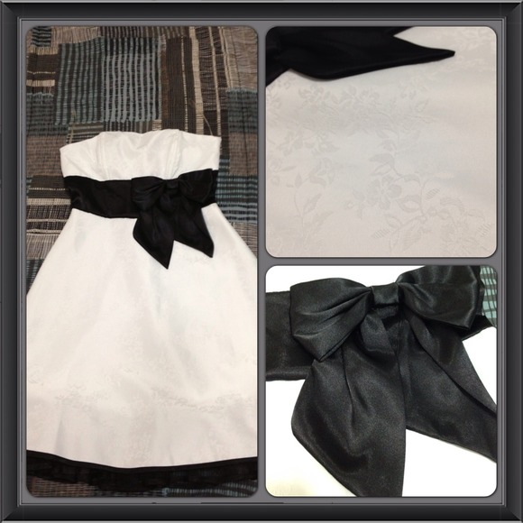 White embroidered dress with black bow - Picture 1 of 3