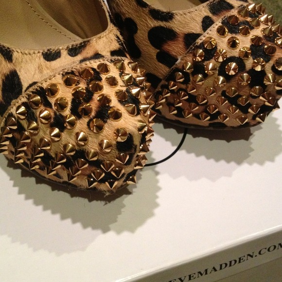 Leopard Stud Pumps - Picture 2 of 4