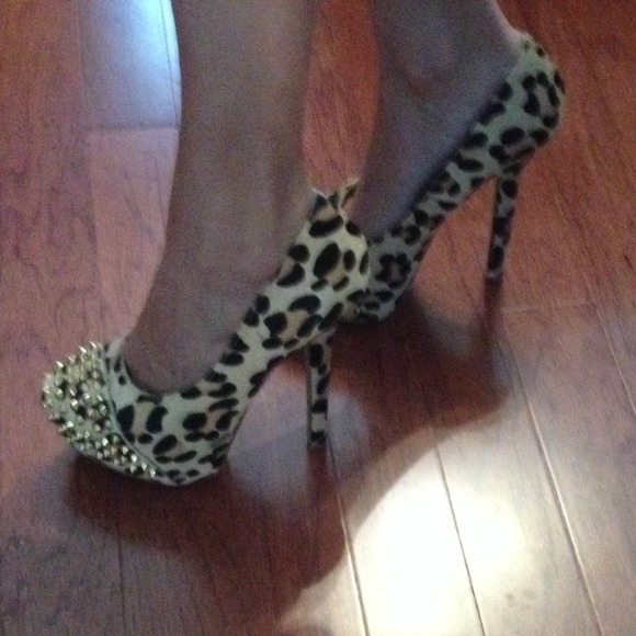 Leopard Stud Pumps - Picture 4 of 4