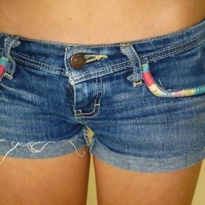 Shorts with color pocket rims