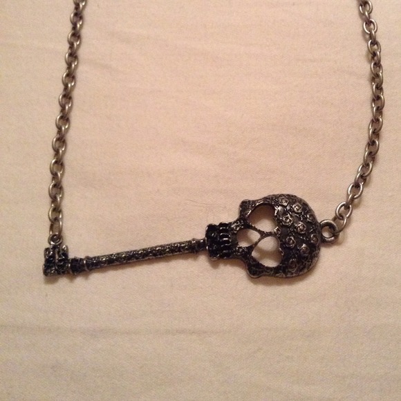 Skull neck less