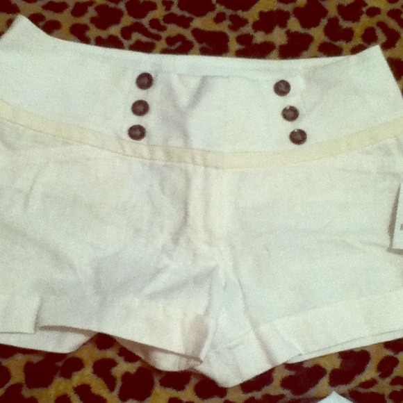 Traded🌻White shorts