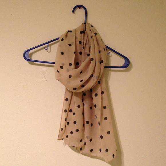 ⛔️ SOLD Beige scarf with black polka dots⛔️