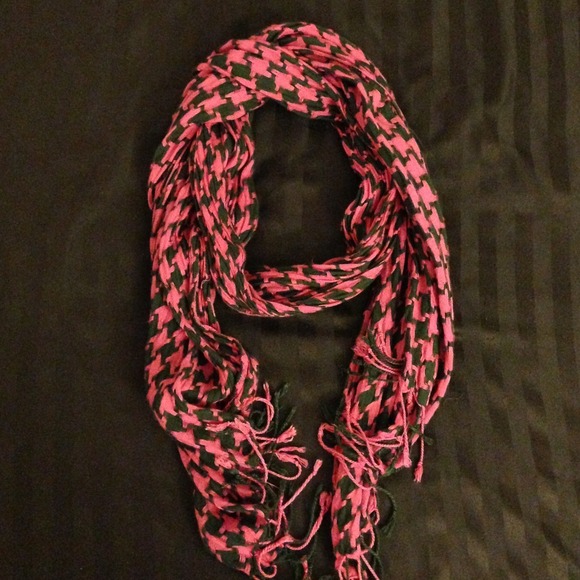 🚫SOLD IN BUNDLE!🚫 H&M houndstooth scarf