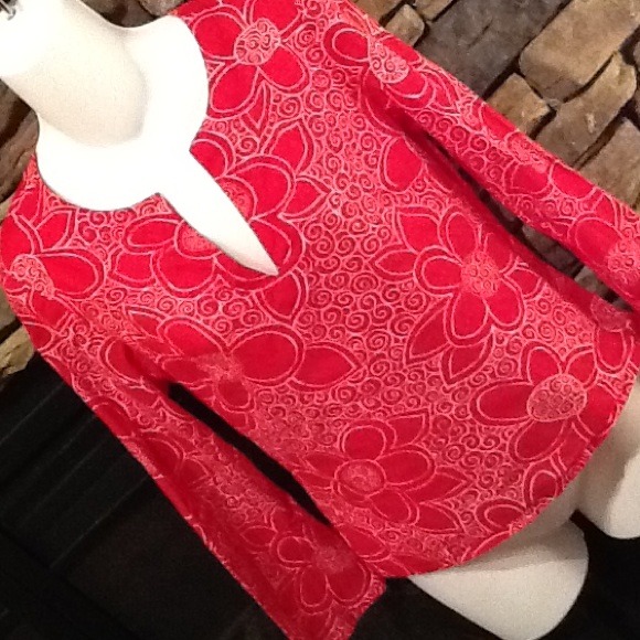 Extremely cute lightweight red and white top