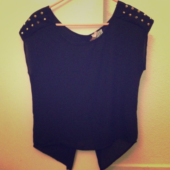 🚫SOLD IN BUNDLE🚫Black top with studded shoulders