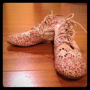 lace flower shoes