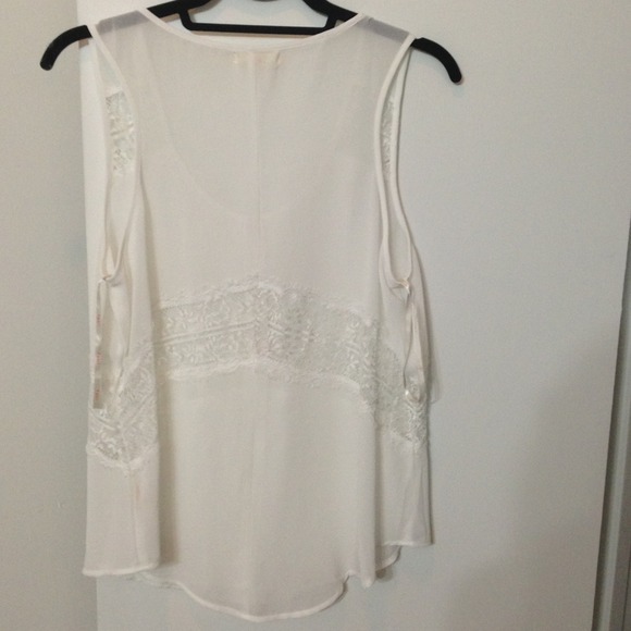 Sleeveless button up - Picture 2 of 2