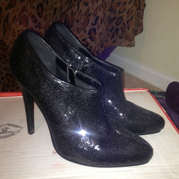 🎉Sale Today ! 🎉Sequence black low rise booties!