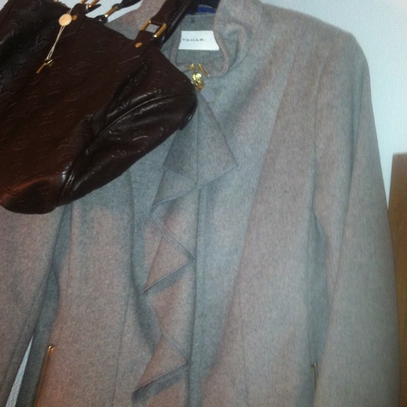 Medium length coat! Price reduce🔴