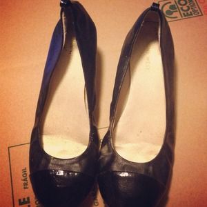 BARELY USED FAUX LEATHER BALLET FLATS