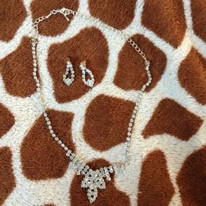 Necklace and earrings 🆓