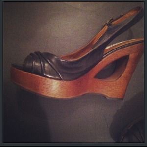 Steve Madden size 9 m black shoe with wooden wedge