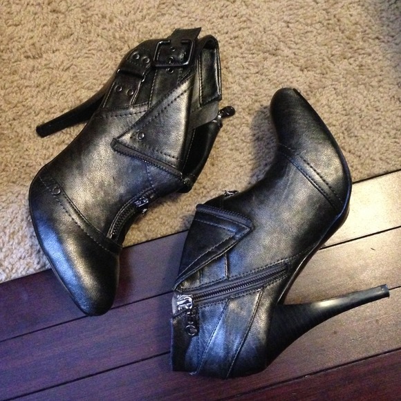 ⛔Bundled⛔Gun Metal color studded with buckle Guess