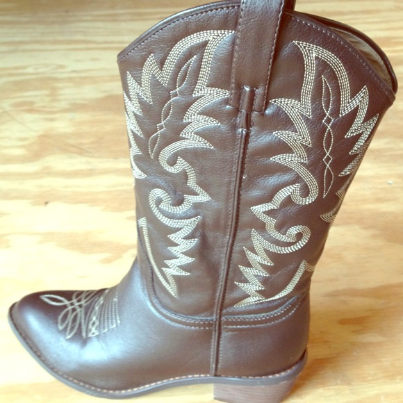Brown cowboy boots 📦 traded📦