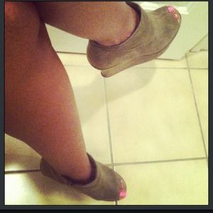 Forever 21 size 8 open toe bootie / wedge