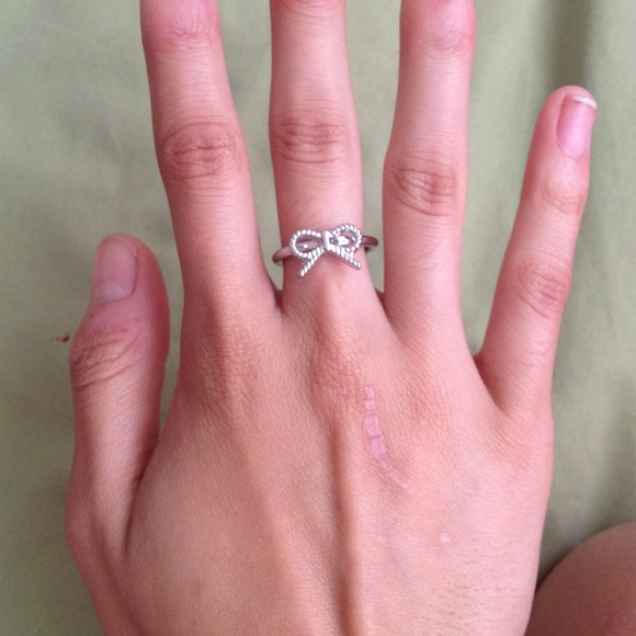 Small bow ring - Picture 2 of 2