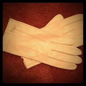 Vintage cream leather gloves