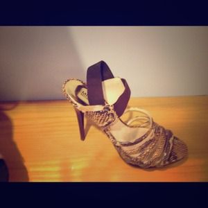 SOLD-------> Michael Kors Fall Sandal