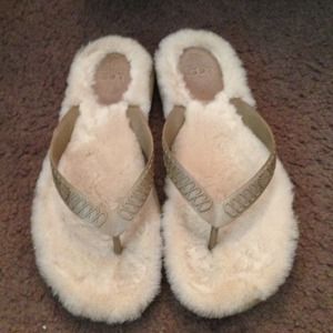 Ugg flip flops