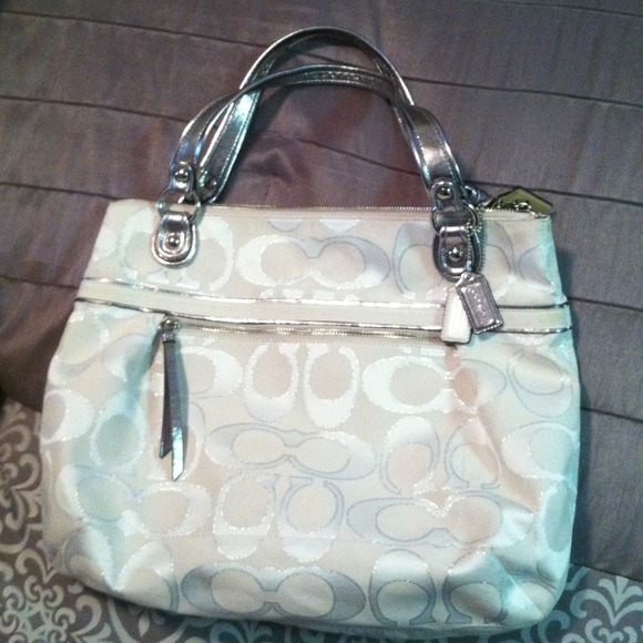 White Coach bag. Excellent condition. Large bag.