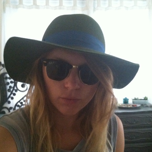 UO Green felt hat with blue ribbon!