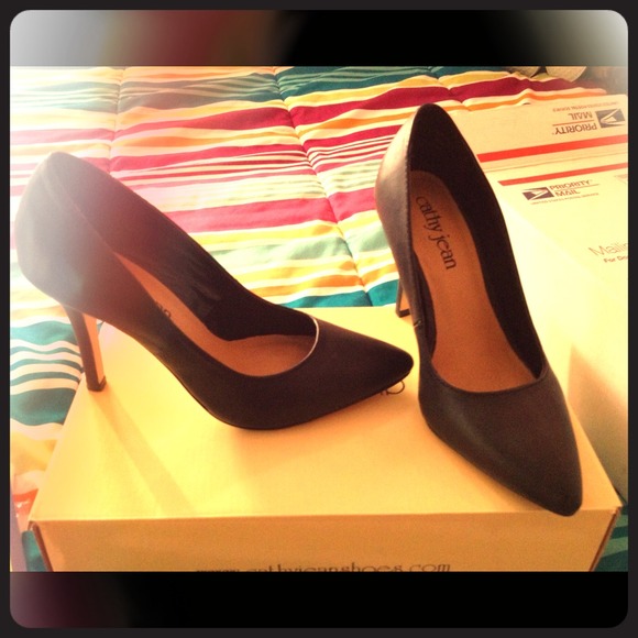 Black pumps