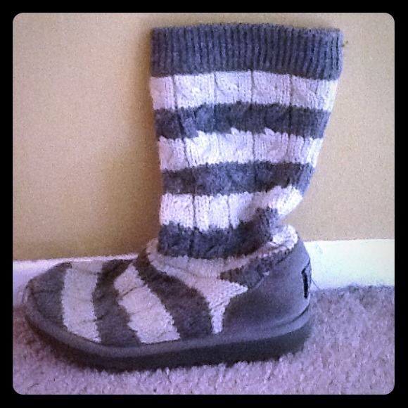 GRAY AND WHITE SWEATER UGG
