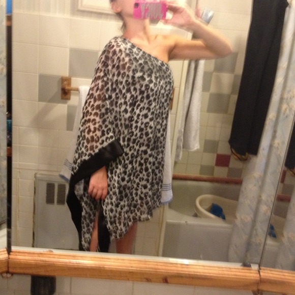 Never worn one sleeved dress - Picture 3 of 4