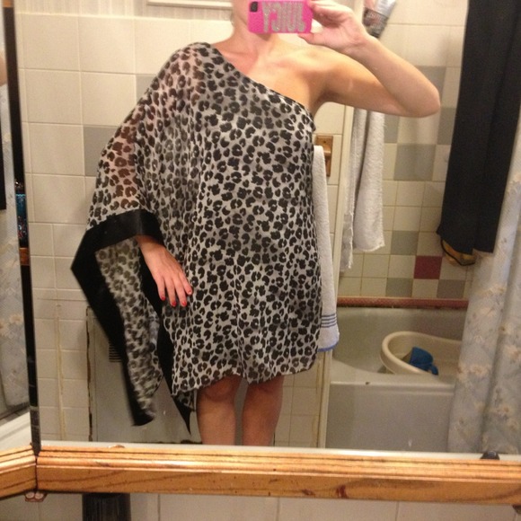 Never worn one sleeved dress - Picture 4 of 4