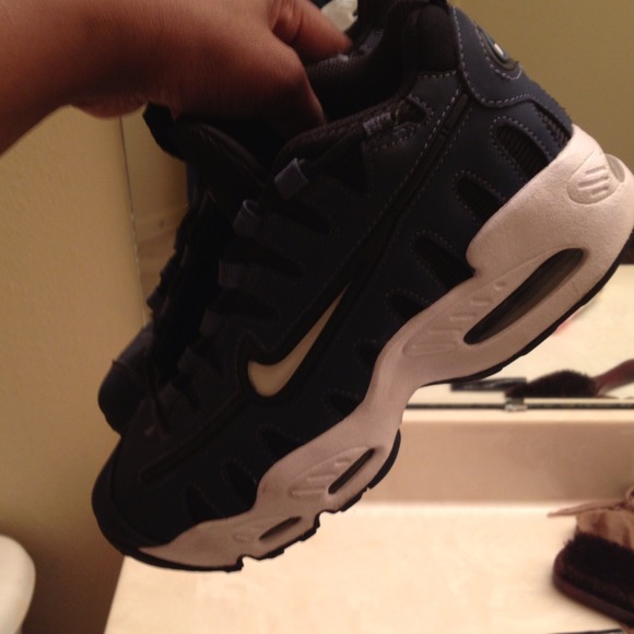 Nike nomo size 5 💢💢💢REDUCED 20 dollars !!