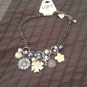 Clearance❗️ Ann Taylor Loft floral necklace