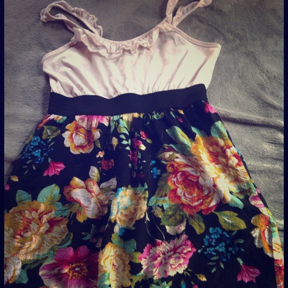 Bee stitched dress!!🌺