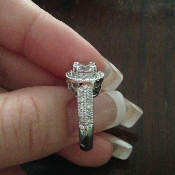 Beautiful Ring - Picture 3 of 4