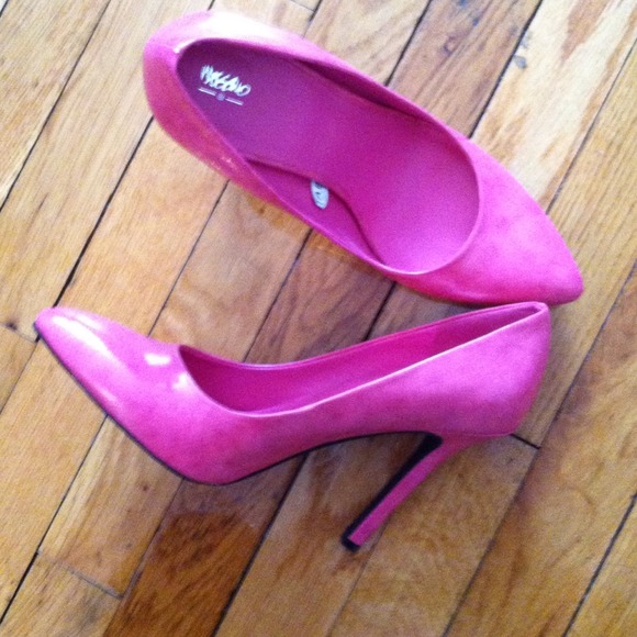 Pink pumps worn once