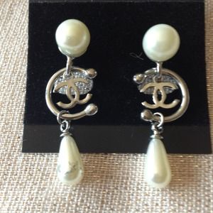 Pearl and Silver Fashion Dangling Earrings