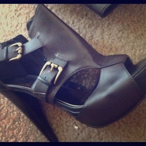 ❤ GUESS Gladiator Sandal Heel w/ buckles ❤