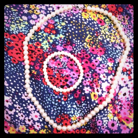 Pearl bracelet and necklace set