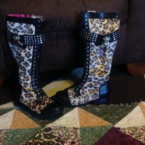 Amazing leopard print boots with skull buckles