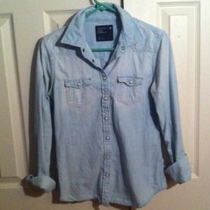 AE light chambray shirt SMALL