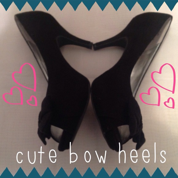 Black heels w bow detail